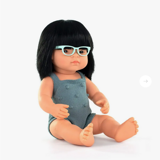 Muñeca asiática con gafas miniland